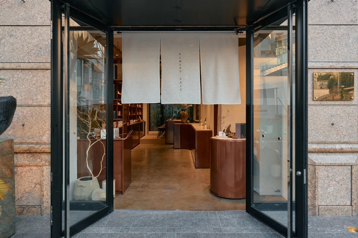 REMEDY CAVE North Aoyama店の外観（表参道）